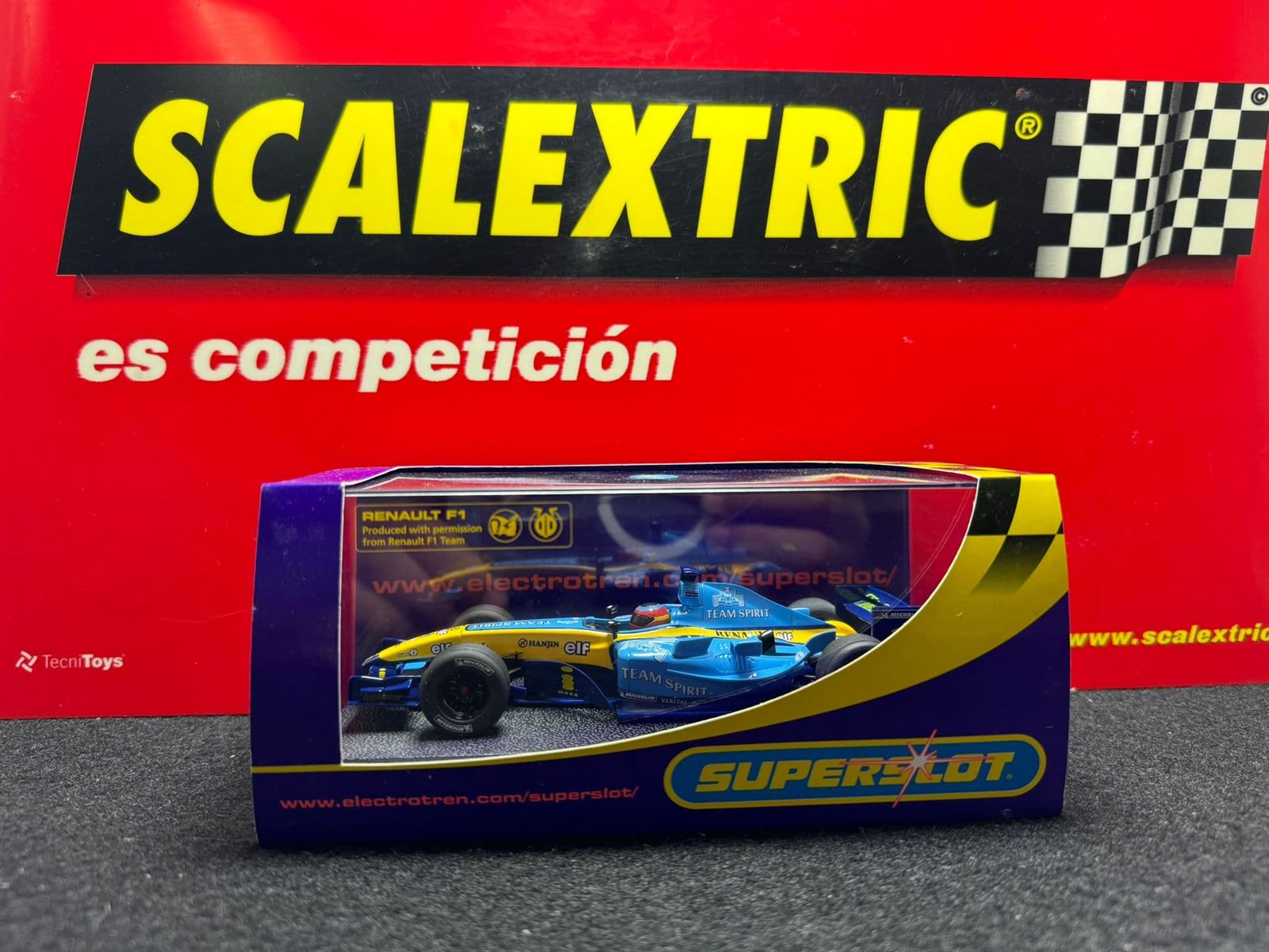 Coche Scalextric Superslot H2582 Renault R24 F1 Team Spirit No.8 SCX - Imagen 1